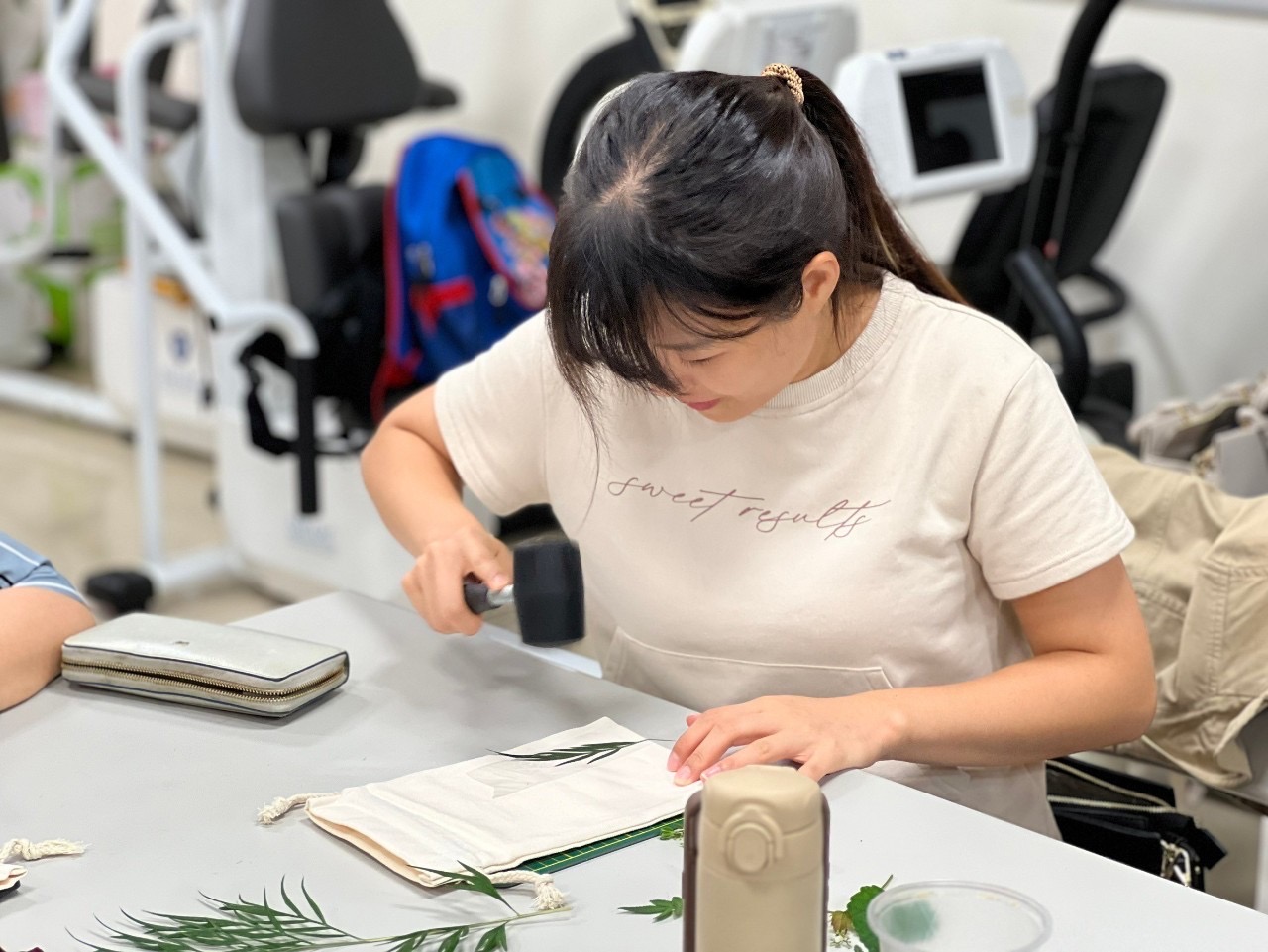 花草拓印是利用敲擊的方式，將花葉汁液及型態，印壓到布面上_0