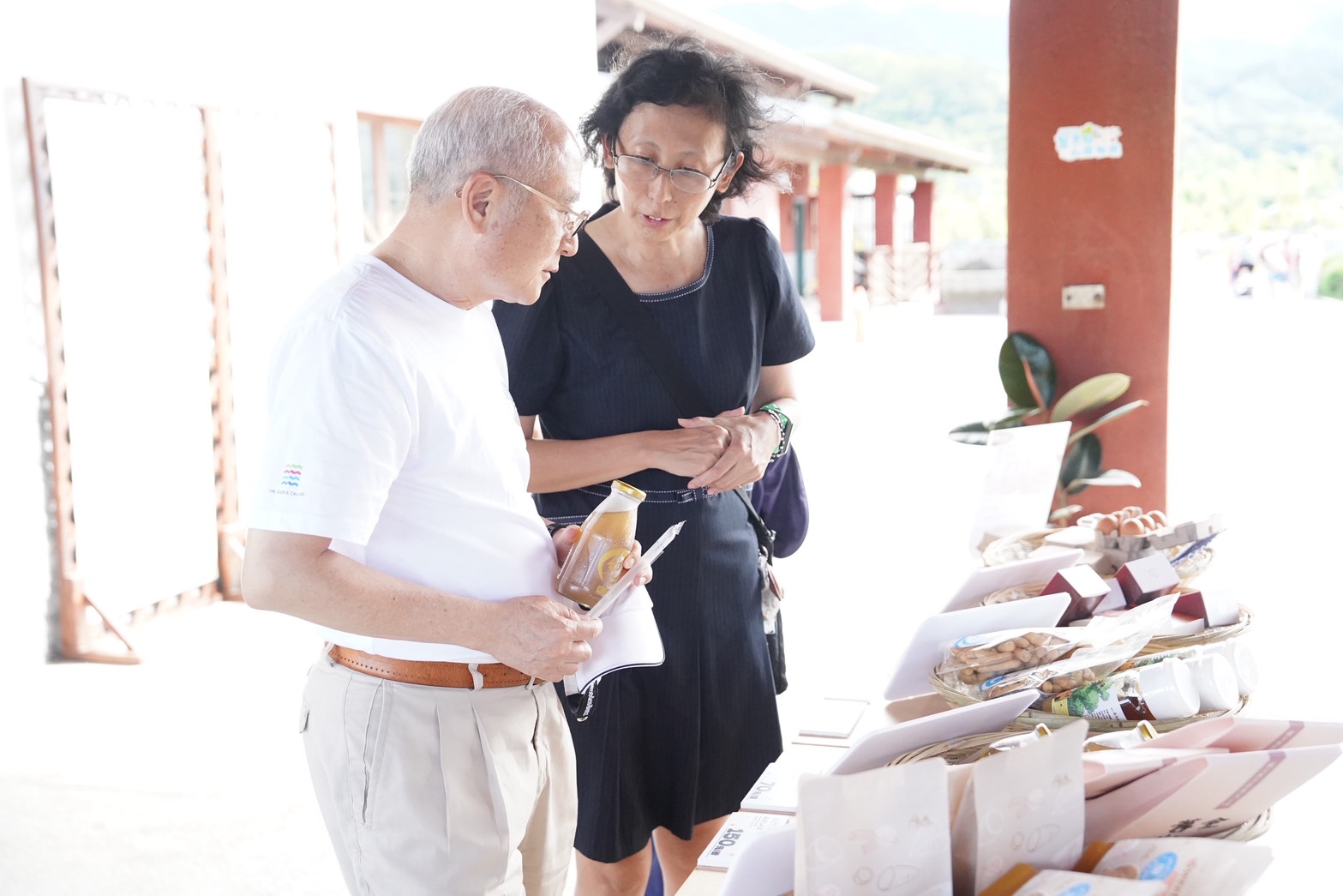 民眾開心購買農產品